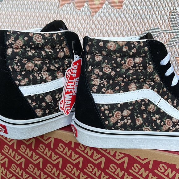 Vans WMNS Sk8-Hi
Rose Dreams Black/White
VN0005U9BZW
Sneakers - Picture 14 of 16